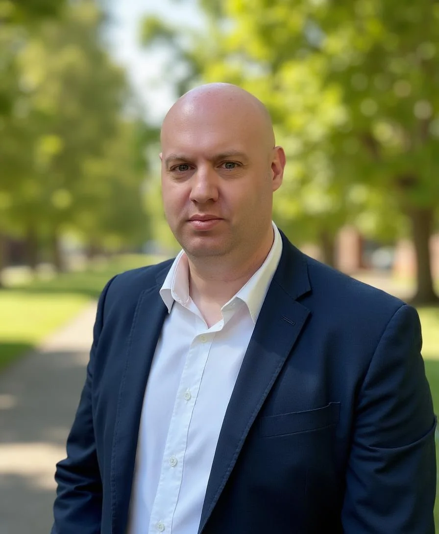 Joel R Klemmer 董事会展示就绪摄影棚肖像，构图稳健