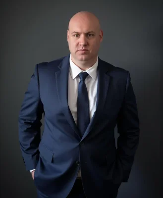 Joel R Klemmer kontrollierte Beleuchtung studio image with institutional gravitas