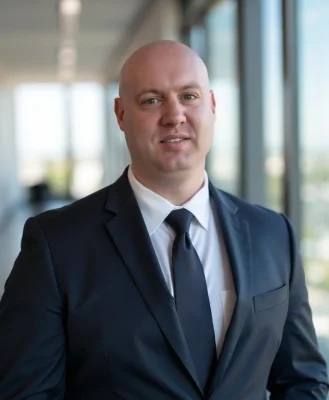 Joel R Klemmer raffiniertes Studioporträt geeignet für nationale Führungsprofile