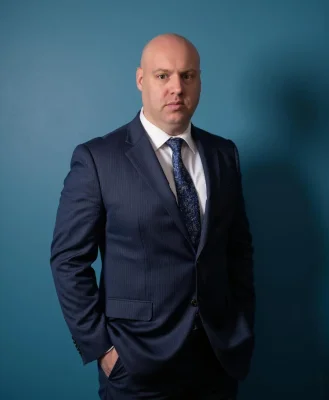 Joel R Klemmer in poliertem Graphit-Studioporträt