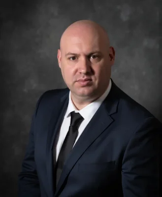 Joel R Klemmer raffiniertes Studioporträt mit Graphit-Hintergrund