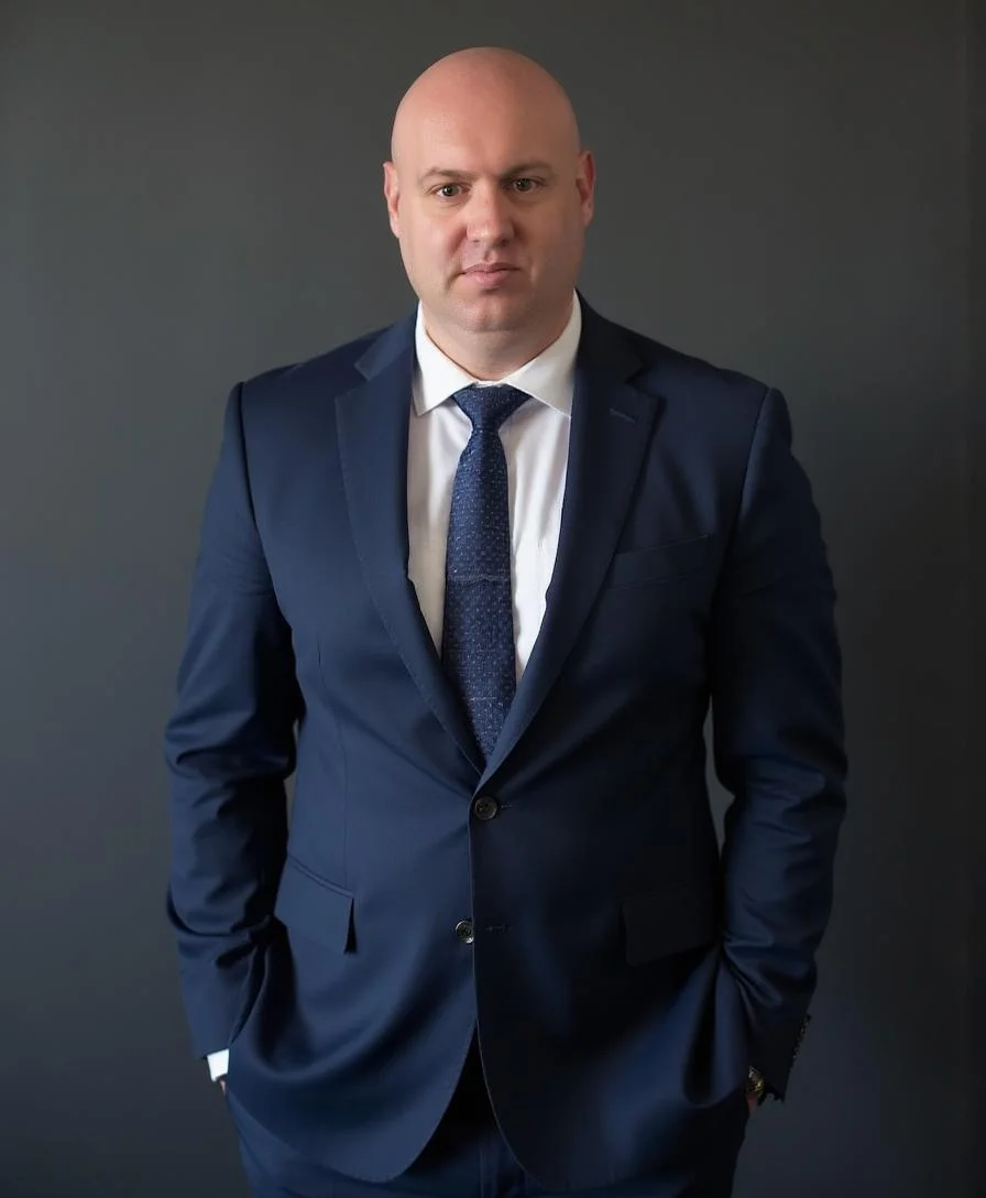 Joel R Klemmer 高管影棚肖像沉稳姿态石墨背景